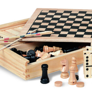 4 jeux dans une boîte en bois